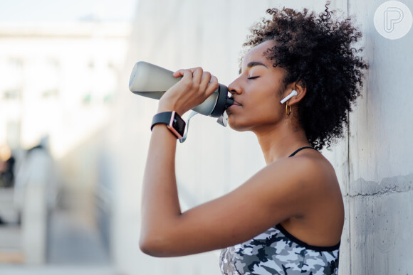 Fone de ouvid sem fio, smartwatch e squeeze podem ajudar seu treino a ficar mais turbinado
