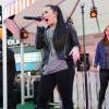Demi Lovato canta com a perna imobilizada