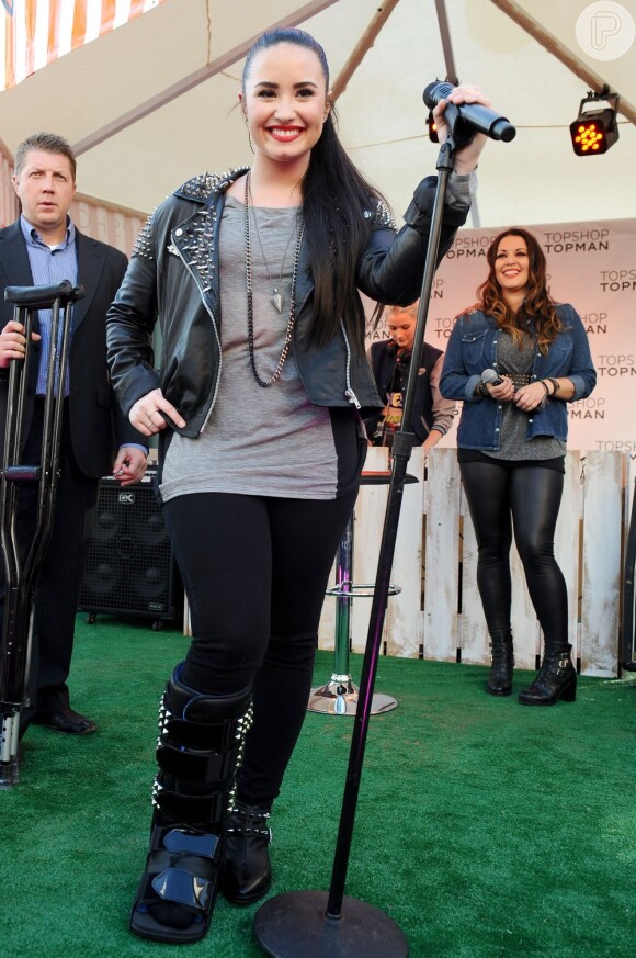 Demi Lovato se apresenta com aplique no cabelo, em shopping de Los Angeles, nos Estados Unidos, em fevereiro de 2013