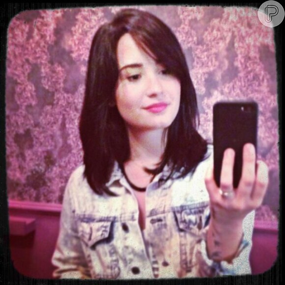 Demi Lovato corta o cabelo na altura dos ombros, em 12 de fevereiro de 2013