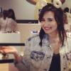 Demi Lovato compratilha foto com o cabelo curto em sua conta do Instagram