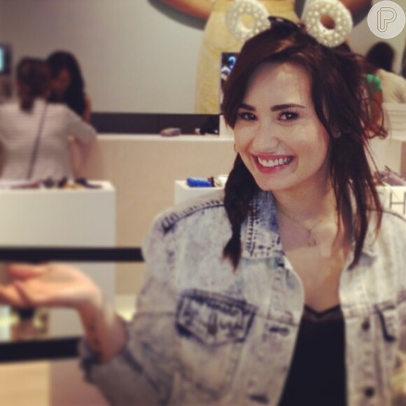Demi Lovato compratilha foto com o cabelo curto em sua conta do Instagram