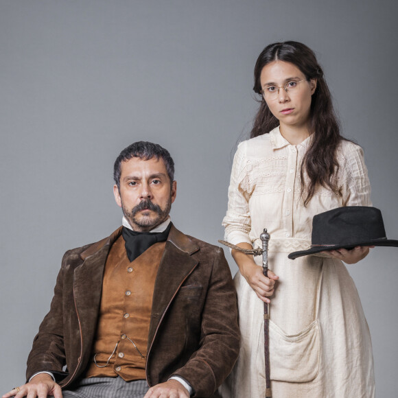 Na novela 'Nos Tempos do Imperador', Dolores (Daphne Bozaski) manda o marido, Tonico (Alexandre Nero), procurar Zayla (Heslaine Vieira) por sexo