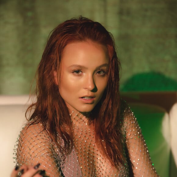 Estilo sensual de Larissa Manoela em novo clipe já tinha sido adiantado pela atriz na música anterior, lançada em outubro