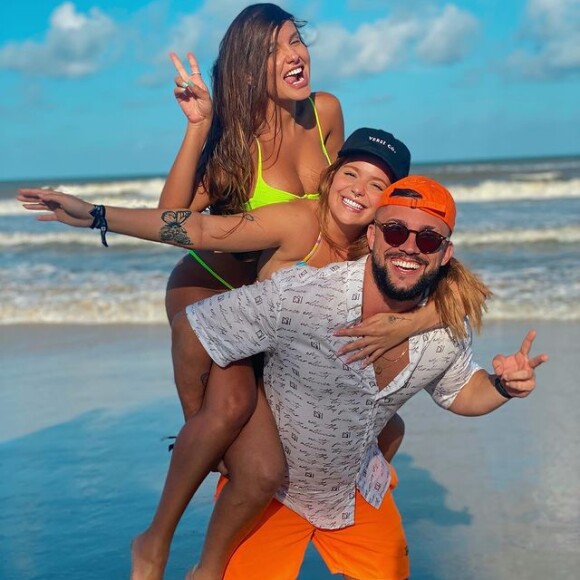 Viih Tube i e Arthur Picolf foram para diferentes festas juntos, acompanhados por Thaís Braz e outros amigos