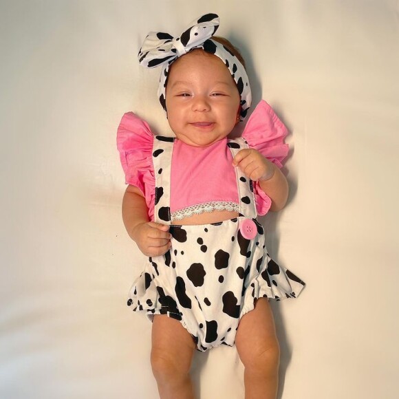 Lorena Improta justificou a fantasia da filha com Léo Santana: 'Quem mama é ela'