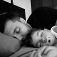   Murilo Huff e Leo, filho do cantor com Marília Mendonça, foram fotografados enquanto dormiam juntos  