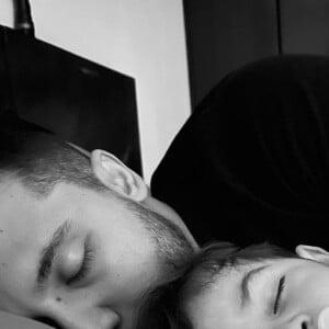 Murilo Huff e Leo, filho do cantor com Marília Mendonça, foram fotografados enquanto dormiam juntos