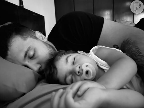 Murilo Huff e Leo, filho do cantor com Marília Mendonça, foram fotografados enquanto dormiam juntos