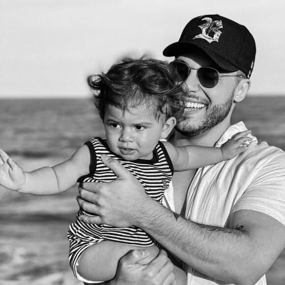 'Soneca da tarde pelos olhos da vovó', escreveu Murilo Huff após ser fotografado enquanto dormia com o filho Leo