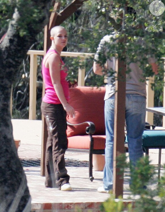 Britney Spears sofreu algumas turbulências em sua carreira e na vida pessoal. Em 2007, a cantora apreceu careca após separação e problemas com bebida