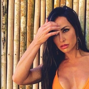 Biquíni com decote inferior também pode gerar o desenho de uma gota, como mostrou Sabrina Sato ao posar para fotos com o modelo polêmico