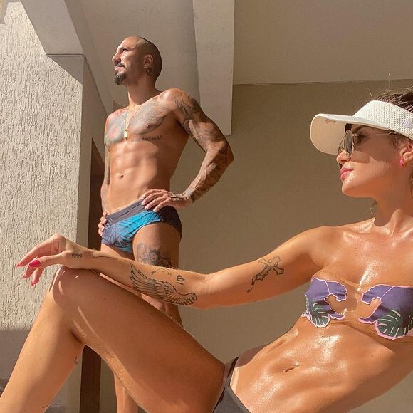 O biquíni com transparência pode aparecer de diferentes formas. A ex-BBB Aline Gotschalg optou por usá-lo em um modelo sem alças