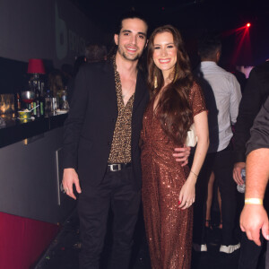 Fiuk posou com a namorada, Thaisa Carvalho, na festa de 25 anos de Gabi Martins