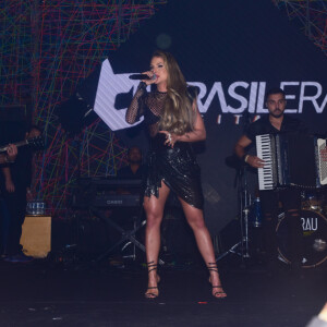 Gabi Martins mandou confeccionar dois looks para receber os convidados