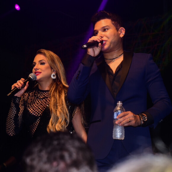 Gabi Martins cantou com o namorado, Tierry, em festa de aniversário