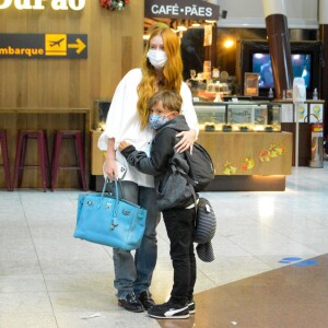 Marina Ruy Barbosa foi tietada por uma criança em aeroporto do Rio de Janeiro