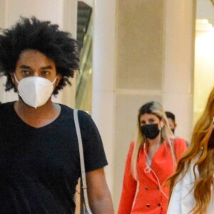 Marina Ruy Barbosa escolheu camisa branca social e calça jeans para viajar