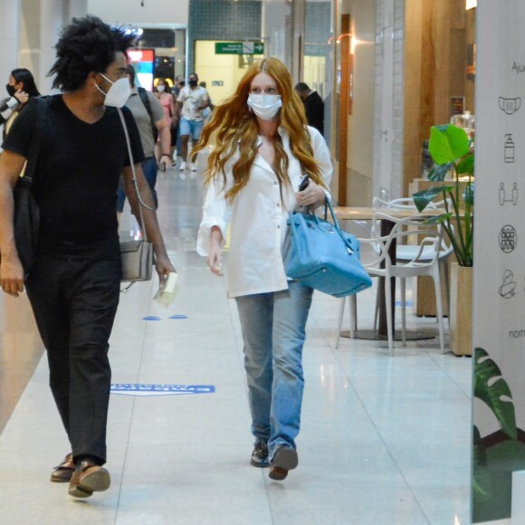 Marina Ruy Barbosa estava de máscara e carregava acessório de luxo