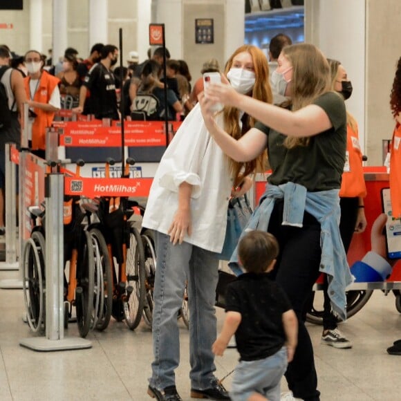 Marina Ruy Barbosa atendeu fãs no Aeroporto Santos Dumont antes de embarcar