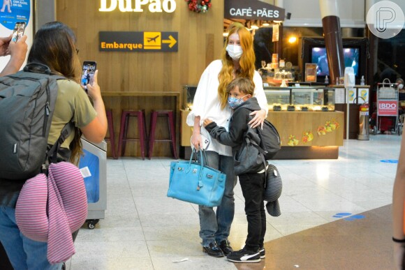 Marina Ruy Barbosa posou para fotos com uma criança em aeroporto carioca