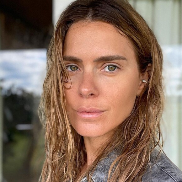 Aos 43 anos, Carolina Dieckmann mantém beleza natural