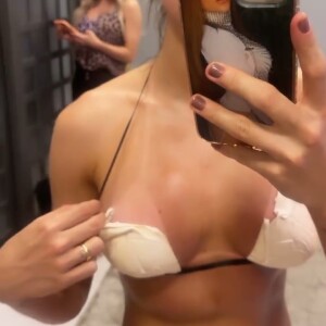 Gabi Martins fez bronzeamento artificial em sua casa de estética favorita para o procedimento em São Paulo, a Mazzie Mazzi, neste sábado (04)