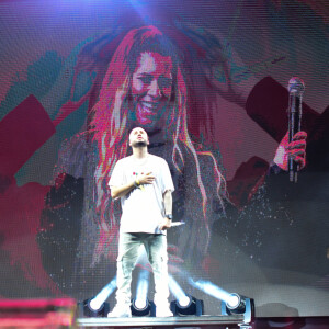 Show de Kevinho contou com foto de Marília Mendonça em telão e música dela tocando ao fundo