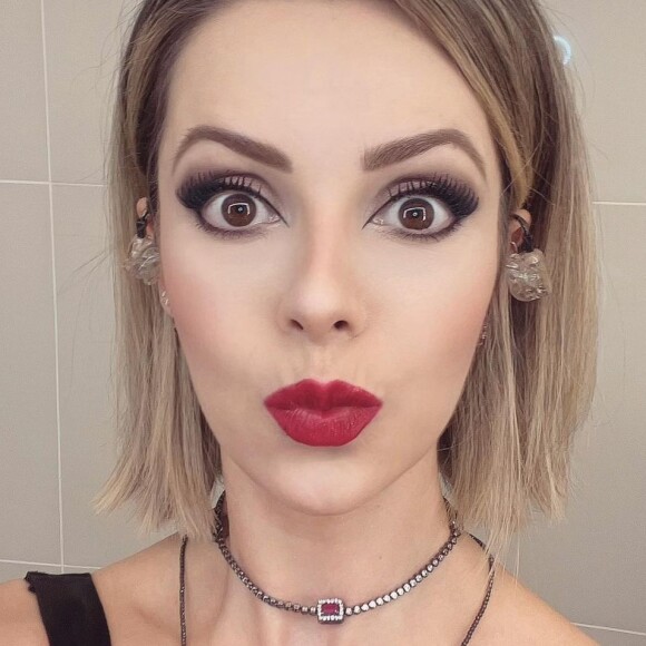 Apesar da atmosfera sombria da música, Sandy nega que tenha ficado deprimida durante a quarentena: 'Sou uma pessoa intensa'