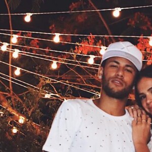 Neymar teria retirado a curtida em foto de Bruna Marquezine de biquíni instantes depois