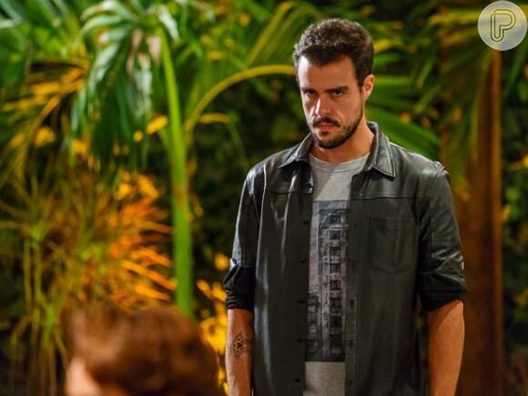 Enrico (Joaquim Lopes) insinua que Vicente (Rafael Cardoso) está tendo um caso com Cláudio (José Mayer) e tenta lhe dar um tapa, mas é humilhado, em 'Império'