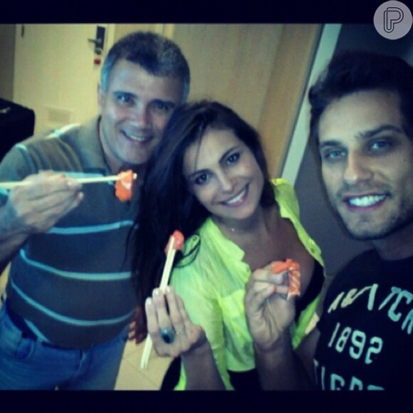 Kamilla, Elieser e o pai da paraense, Luiz Carlos, jantam juntos no Rio, em 13 de março de 2013