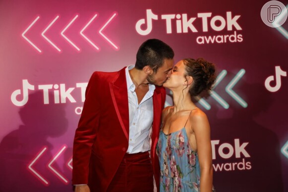 Tiago Iorc trocou beijos com a namorada, Duda Rodrigues, em rara aparição