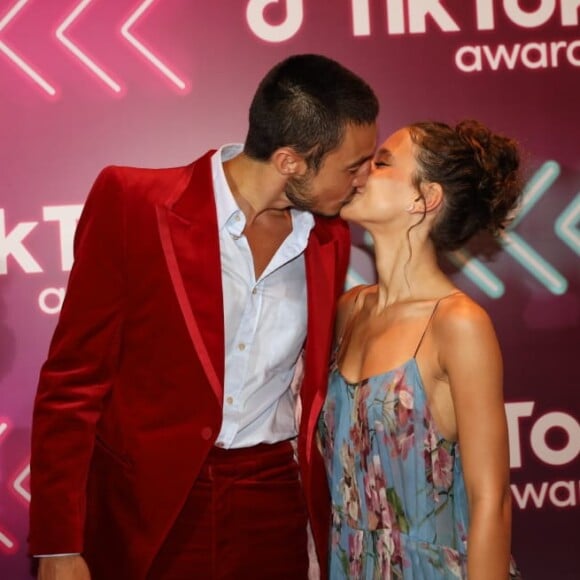 Tiago Iorc trocou beijos com a namorada, Duda Rodrigues, em rara aparição