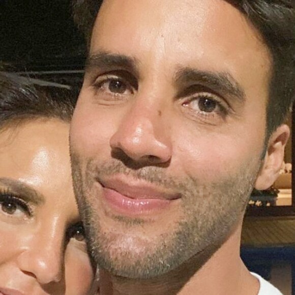 Ivete Sangalo e Daniel Cady posaram com os donos da pizzaria