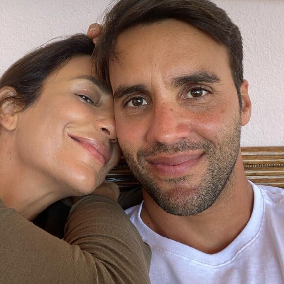 Ivete Sangalo e Daniel Cady foram juntos a uma pizzaria na Praia da Forte, na Bahia