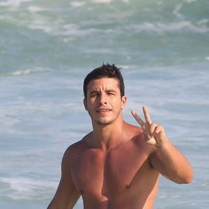 Ricky Tavares, de 30 anos, afirmou que está solteiro: 'É difícil encontrar alguém legal que goste das mesmas coisas que você. Está todo mundo vivendo muito na loucura'