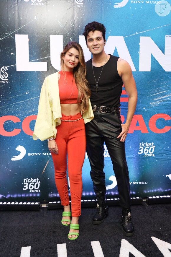 Luan Santana retomou os shows presenciais com a turnê 'The Comeback' e recebeu a namorada, Izabela Cunha