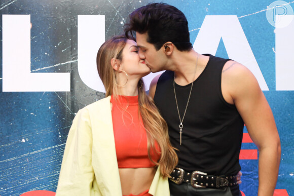 Luan Santana deu um beijo na namorada, Izabela Cunha, na frente dos fotógrafos