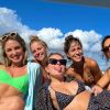 Larissa Manoela estava acompanhada de diversos amigos em passeio de barco