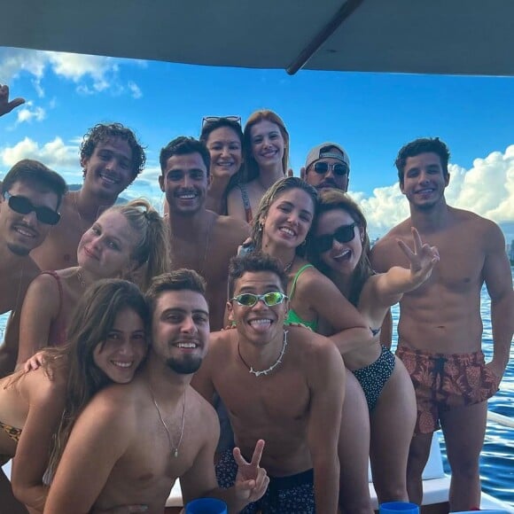 Voltaram? Larissa Manoela convidou André Luiz Frambach (fazendo sinal de 'hang loose') para passeio de barco