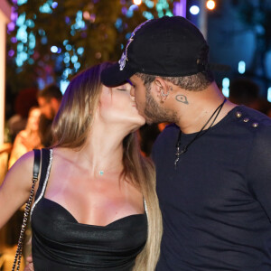 Gabi Martins trocou beijos com Tierry em bastidor de gravação do novo DVD de Luan Santana