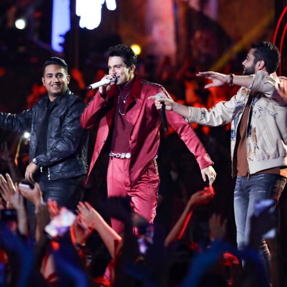 Luan Santana cantou com a dupla Henrique e Juliano em gravação de novo DVD