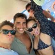   Larissa Manoela publicou fotos com Thiago Clevelario (sem óculos) durante passeio de barco  