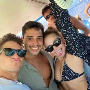 Larissa Manoela publicou fotos com Thiago Clevelario (sem óculos) durante passeio de barco