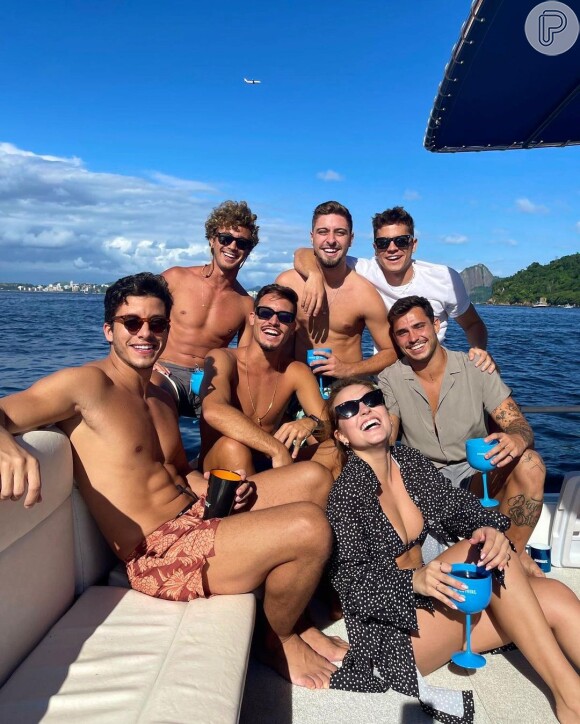 Maturidade: André Luiz Frambach, ex-affair de Larissa Manoela, participou do mesmo passeio de barco ao lado de Thiago Clevelario (sentado à direita)