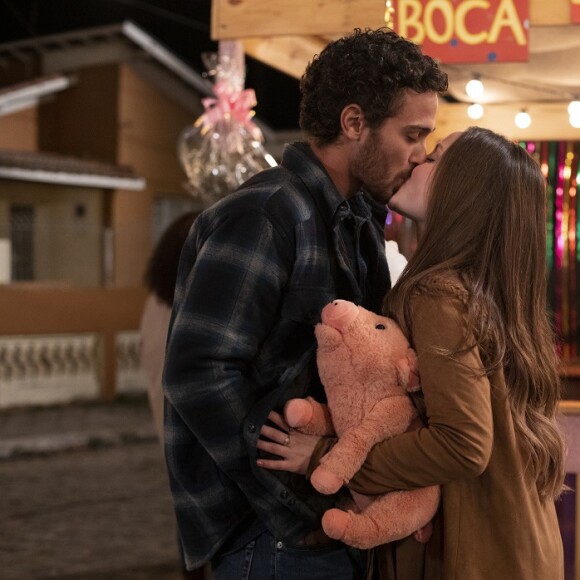 Larissa Manoela viveu romance relâmpago com André Luiz Frambach neste ano