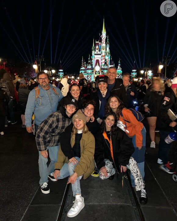 'Tô tão feliz', escreveu Bruna Marquezine em foto com Sasha e João Figueiredo na Disney