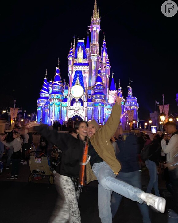 Sasha Meneghel e Bruna Marquezine postaram fotos em parque da Disney