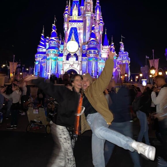 Sasha Meneghel e Bruna Marquezine postaram fotos em parque da Disney